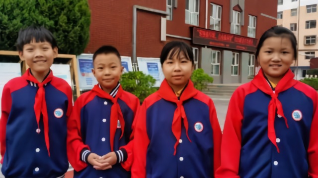 开学季4名小学生扶起摔倒老人，有路人瞟一眼走开