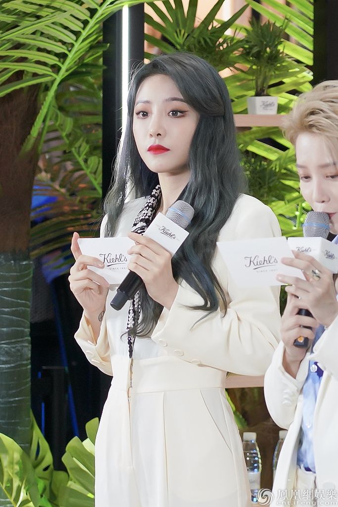 刘雨昕生图帅上热搜又美又飒喻言留一头灰色长发梦幻美丽