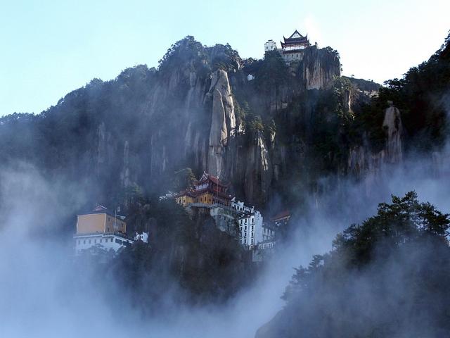 皇封御賜多禪院,有文殊道場,紫氣晴嵐.靈鷲飛來,顯通寶剎招賢.