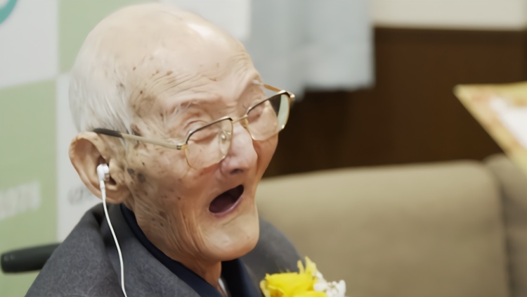 112岁老人获封最长寿男性 爱吃甜食长寿秘诀是笑