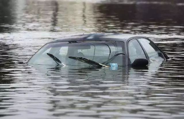 汽车落水事故图片