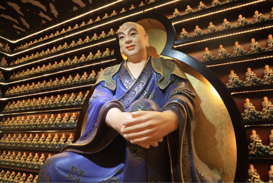 使每一个进来参拜的香客都备受震撼, 参观罗汉堂过程中,"数罗汉"更成