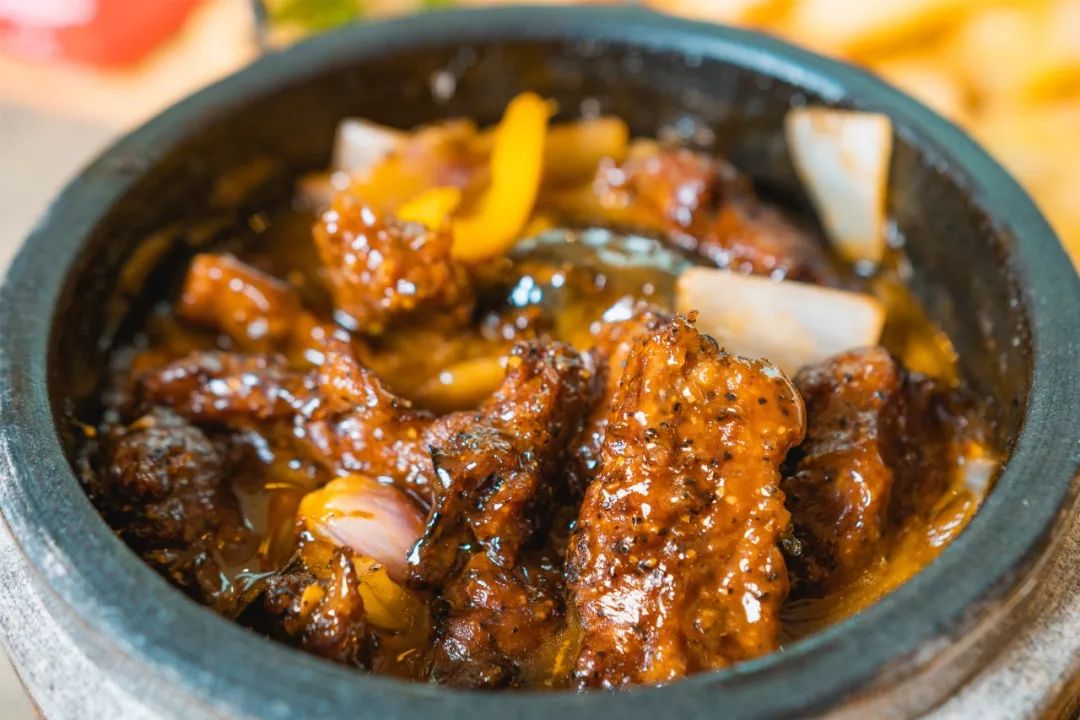 很适合各位爱吃不同口味的吃货 黑椒汁与牛肉相遇,用石锅炖煮,牛肉