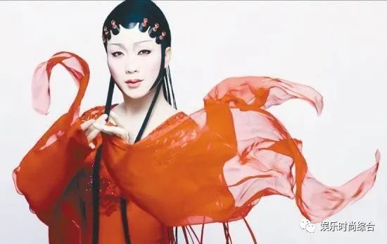 现在很多网红靠男扮女装走红,其实靠反串最先走红的莫过于李玉刚.