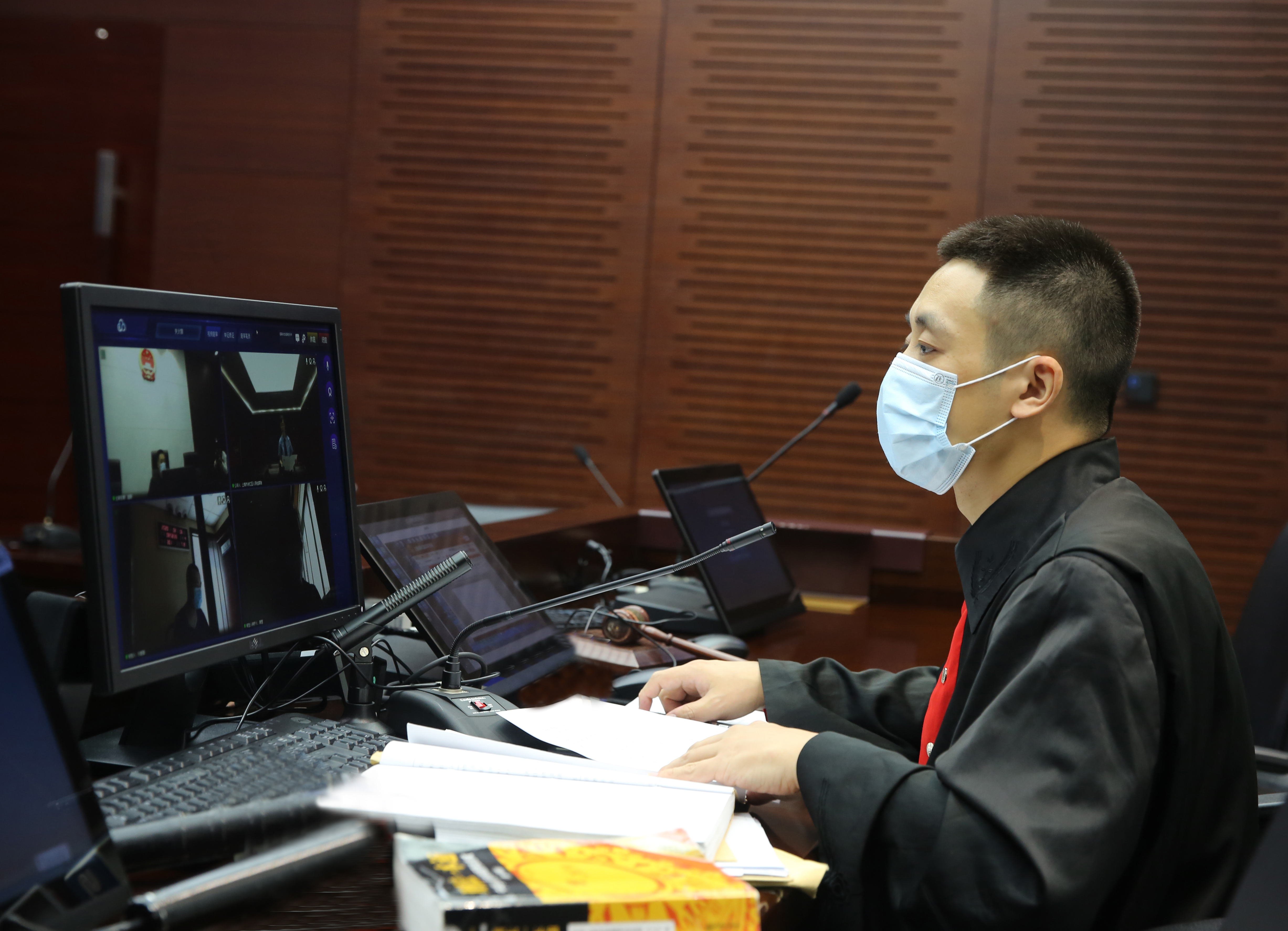 徐汇法院在线开庭审理了孙某某失火案。