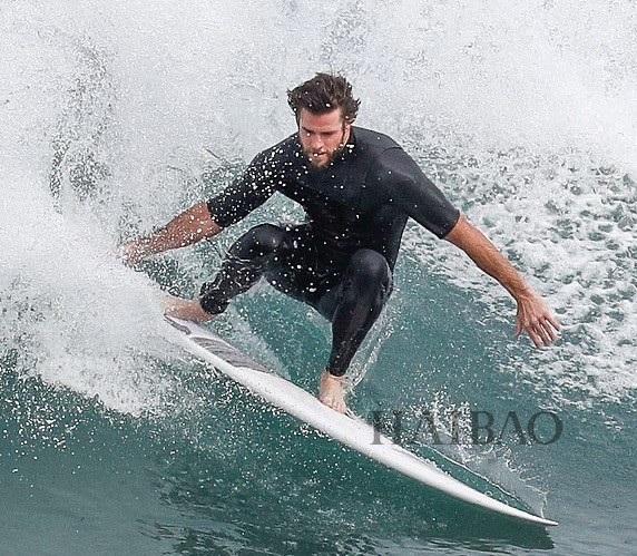男星街拍王一博闪现韩庚携庚嫂发糖海总海边秀身材