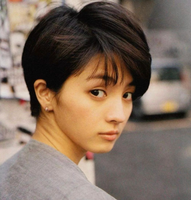 红人馆半年才出现一次的满岛光唱起歌来眼里依旧有光芒