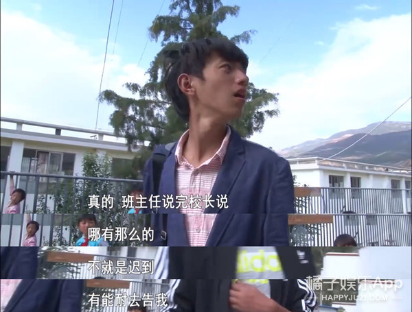 高泽文自制了个浴室, 王境泽看不下去, 直接舀凉水往身上浇, 比比谁更