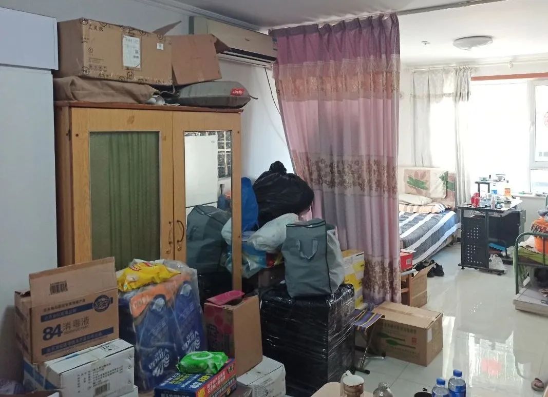 图为案发后陈某丈夫卖掉唯一住房、借住在亲戚家