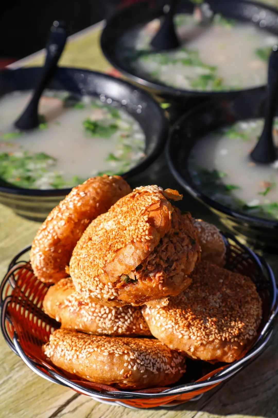 看起来和一般的芝麻烧饼没啥区别,咬一口就被惊艳了,太!酥!了!