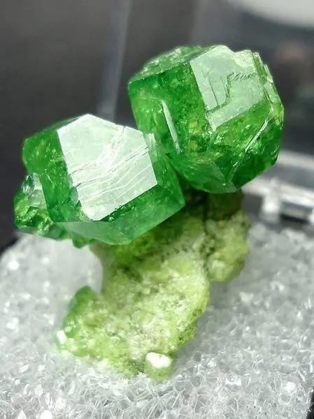 比翡翠贵3倍,比钻石闪10倍?这种宝石绿得你发慌,还是好想要