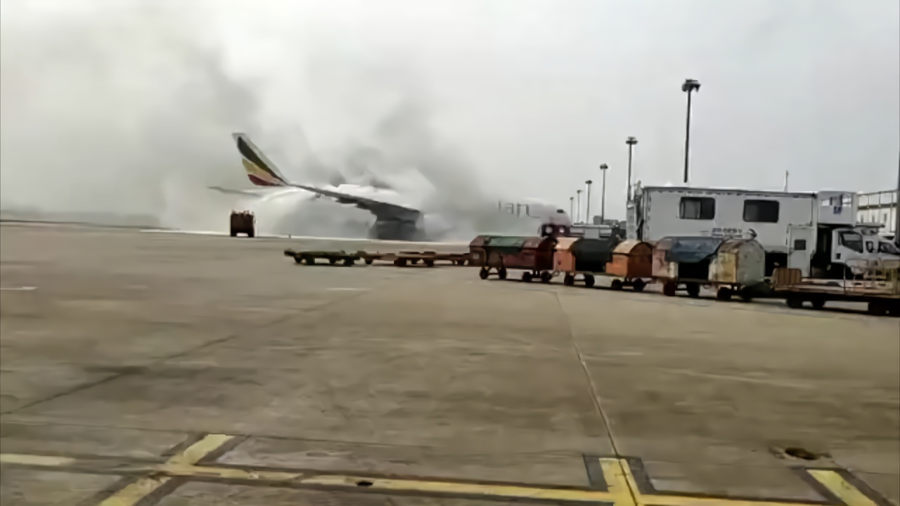 上海浦东国际机场一货机起火 尾部烧出大洞