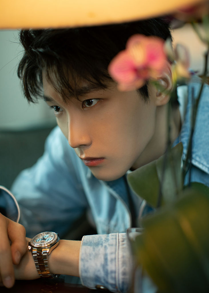 邢昭林穿牛仔褂拍写真清爽帅气面庞清秀微微一笑可盐可甜