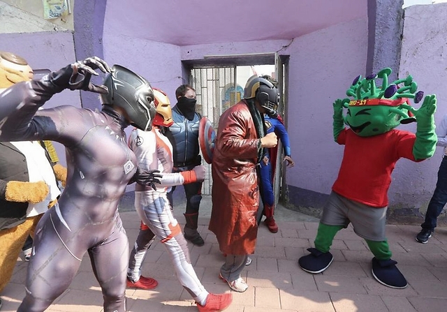 墨西哥抗疫出“奇招”：超级英雄组团街头打击病毒 总统随时带护身符