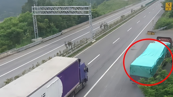 大货车刹车片过热失灵，冲入避险车道自救