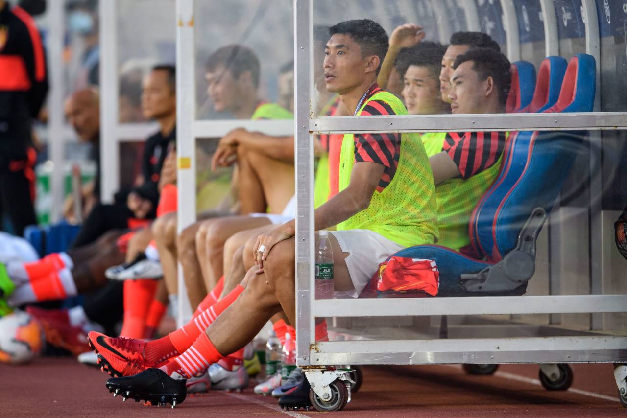 多图流:有助教范了吗?郑智替补席指挥队友