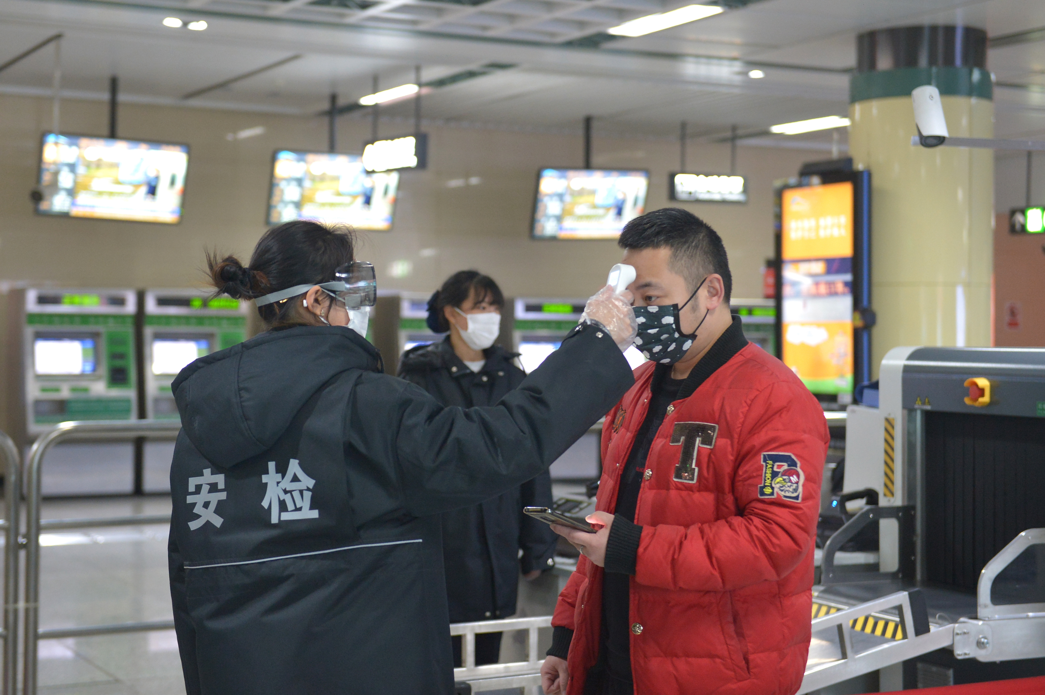 成都地铁内秩序井然