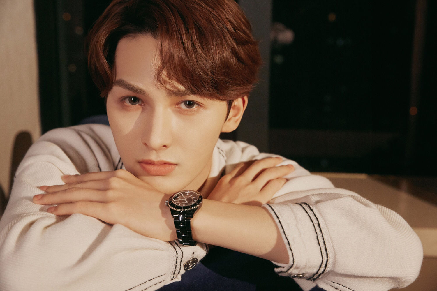 朱正廷更新绿洲动态晒大片 是拥有绝美侧颜的英伦贵气小王子