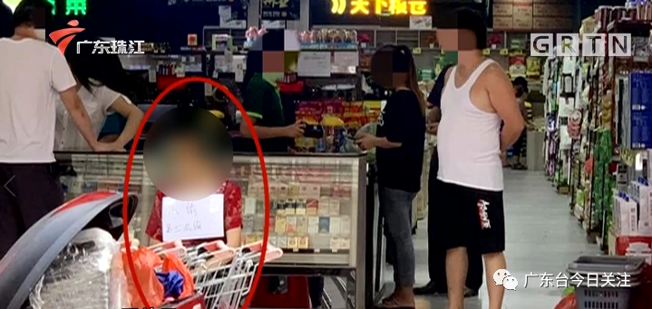 广东一阿婆偷拿排骨在超市门口被挂牌示众 店家称“本人同意”-第1张图片-大千世界