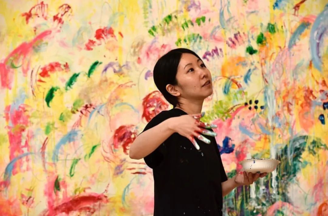 村上隆强力推荐,日本用手指作画的涂鸦美女画家六角彩子