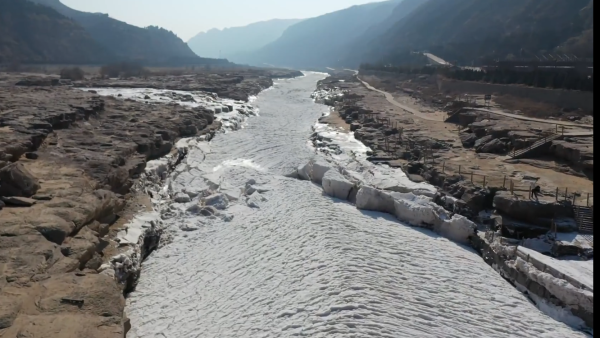 黄河壶口瀑布现冰封河面景观