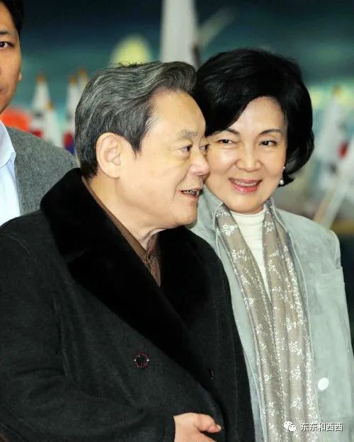 洪罗喜出生于1945年7月15日,只比李健熙小3岁.