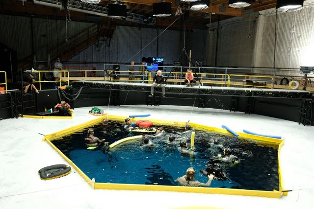 《阿凡达2》最新片场照曝光 卡梅隆指导水下拍摄
