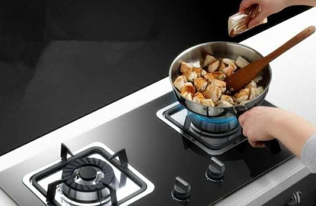 常用双眼燃气灶,在哪一侧炒菜更好?