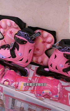 接着,包贝尔介绍了两个为包可艾准备的两个风格迥异的蛋糕,一个是姥姥