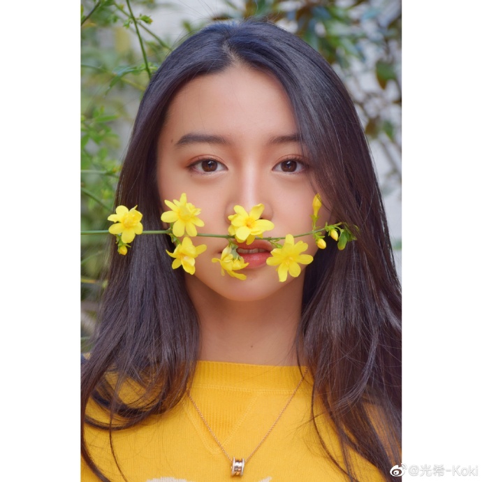 木村光希亮黄look尽显春日格调光影迷幻眼眸清澈动人