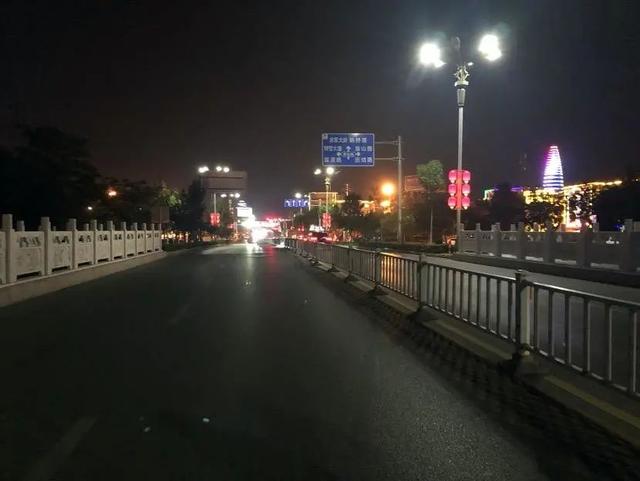 世纪桥(从东向西拍摄),周围光线明亮,照明条件极好