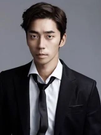 大 ,让他整体"狐狸"味道不浓,即使他有在男人里算尖的下巴和小脸颊,他