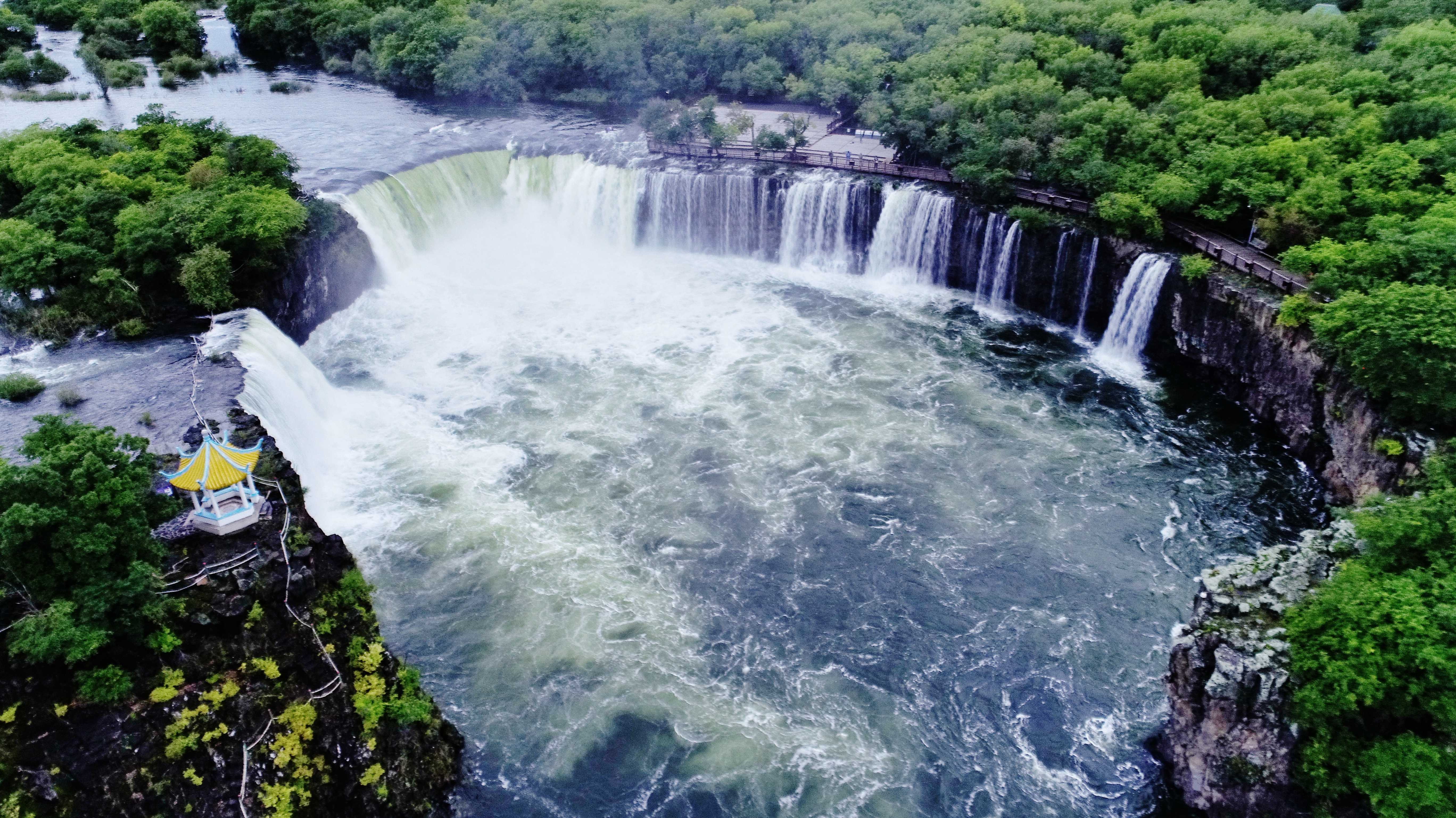 牡丹江市世界地质公园镜泊湖景区吊水楼瀑布出现大范围溢流,形成了宽