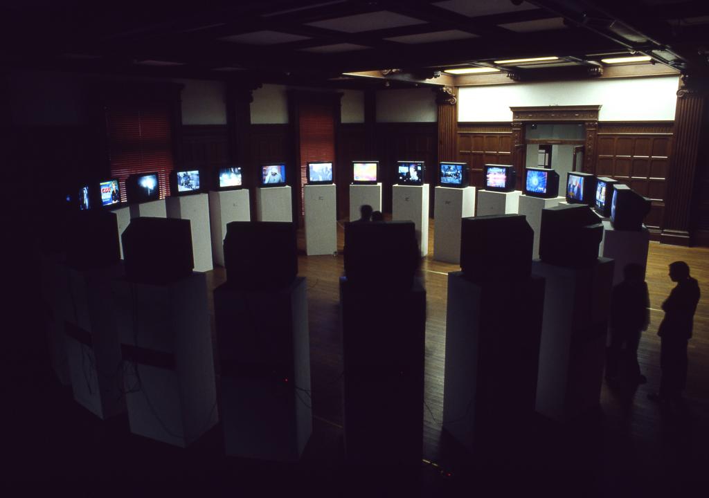 张培力，《同时播出》（2000上双展览现场），2000年，多频录像。艺术家供图