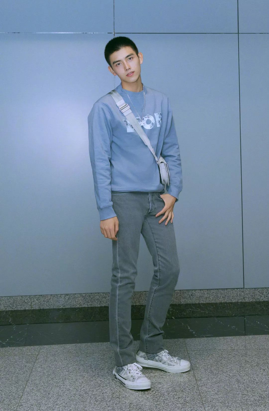 00后陈飞宇受邀巴黎看秀蓝色卫衣配牛仔裤身材气质不输男模