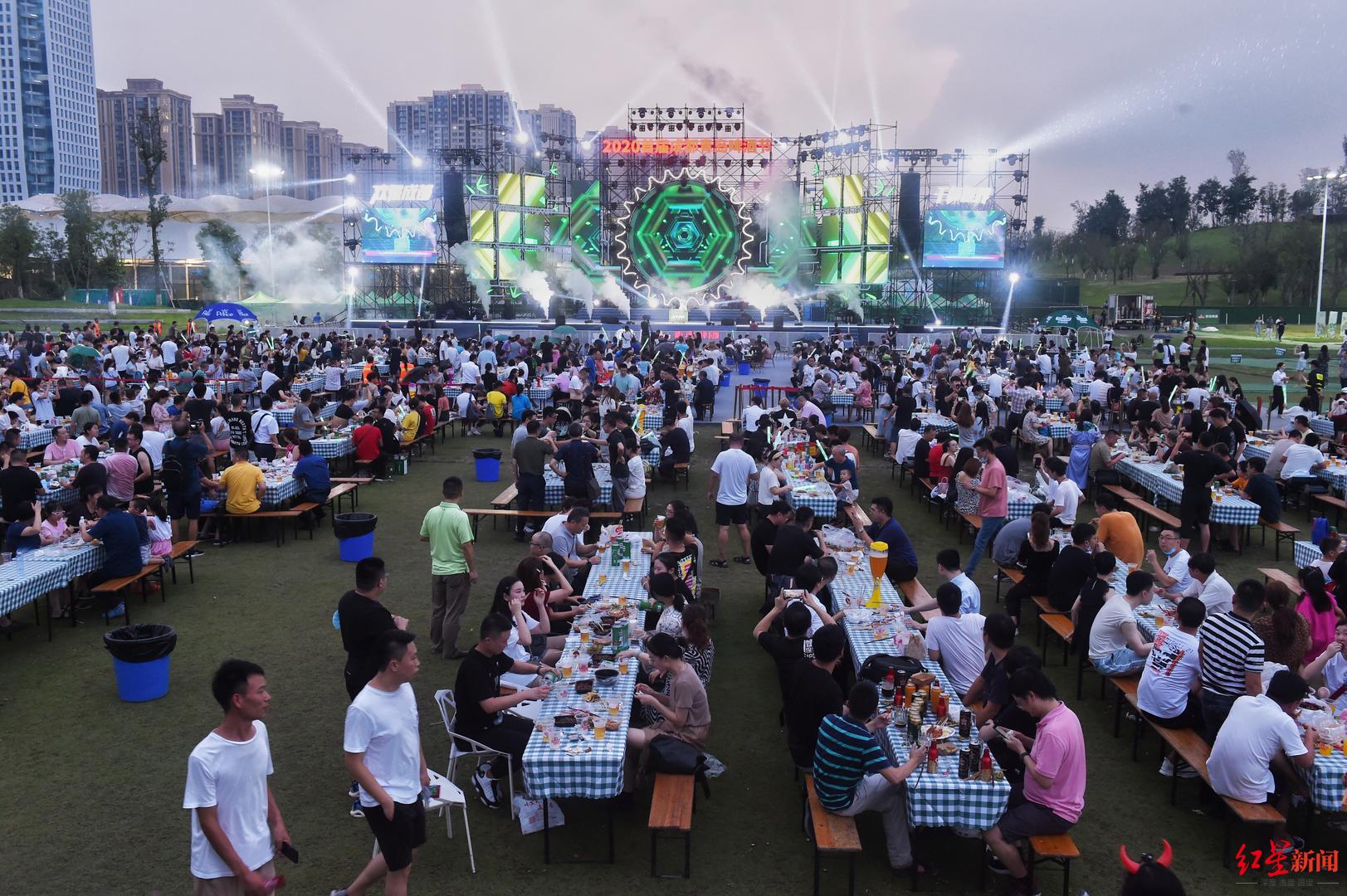 喝啤酒逛集市成都青岛啤酒节美好生活之夜好嗨啤