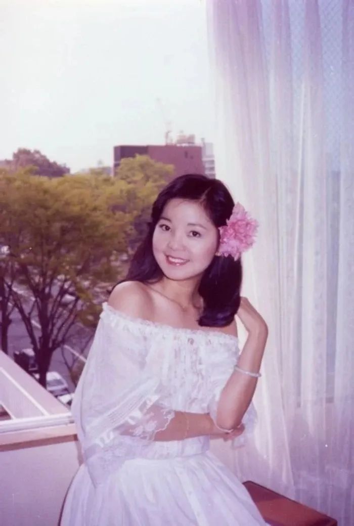 热巴上身的荷叶边同样属于甜美款,追忆起来,它可是邓丽君专属呢!