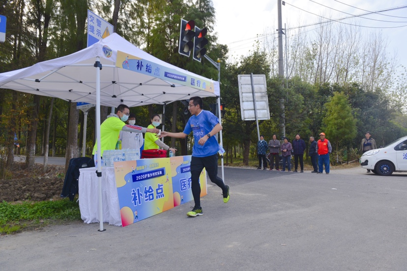 跟以往一样的风景还有沿线补给站和马拉松服务驿站上坚守岗位的志愿者、警务人员和医护人员。
