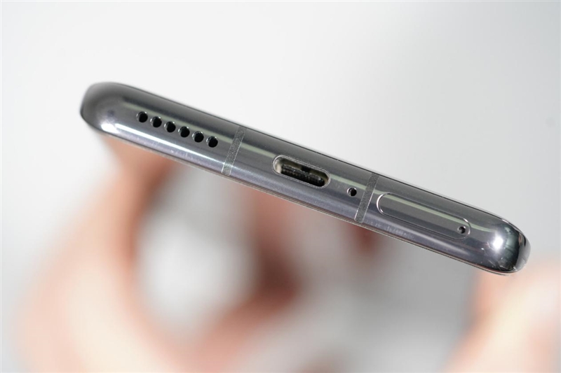 值得一提的是,华为mate40自带双扬声器.