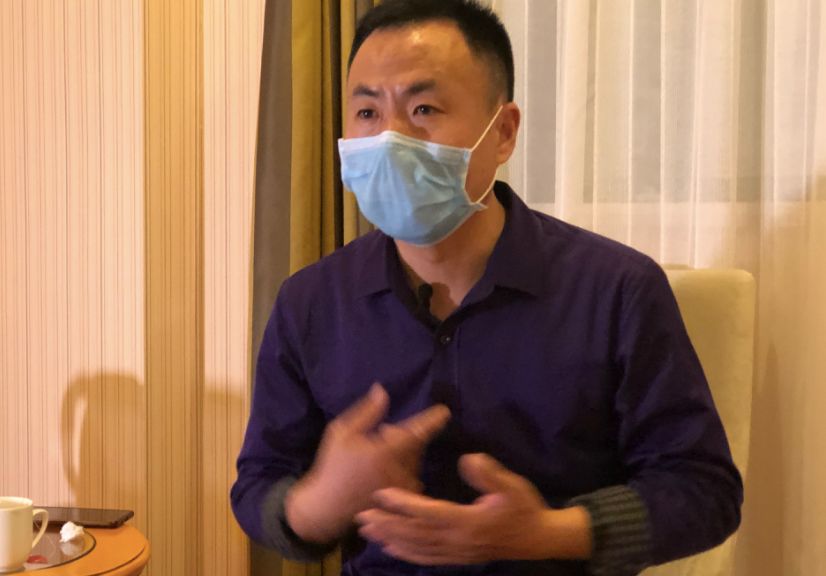 3月7日凌晨,申军良接受记者采访. 新京报记者王翀鹏程 摄