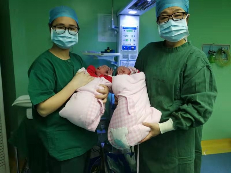 疫情防控关键期,深圳一妈妈生下一对足月女娃,称喜得"千足金"
