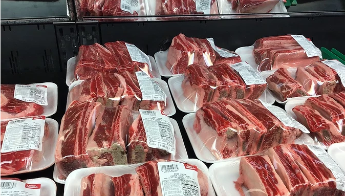 海面侦破一宗涉嫌利用快艇及趸船走私的案件,检获约162吨怀疑走私冻肉