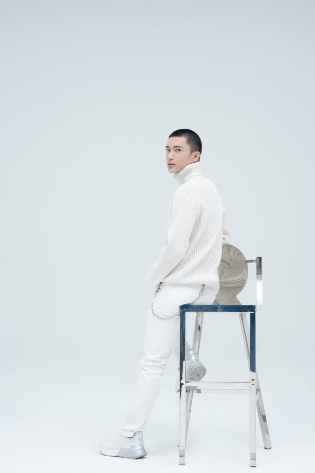 张博涵平头造型清爽有型 白毛衣展现阳光气息__凤凰网