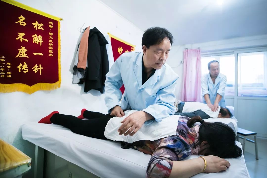 盲人按摩师善良的人为我们的世界投下光束