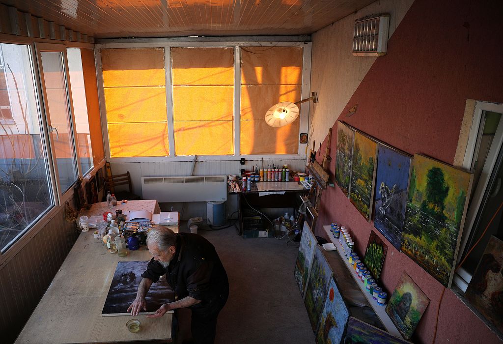 探访保加利亚绘画工作室 老画家专心作画