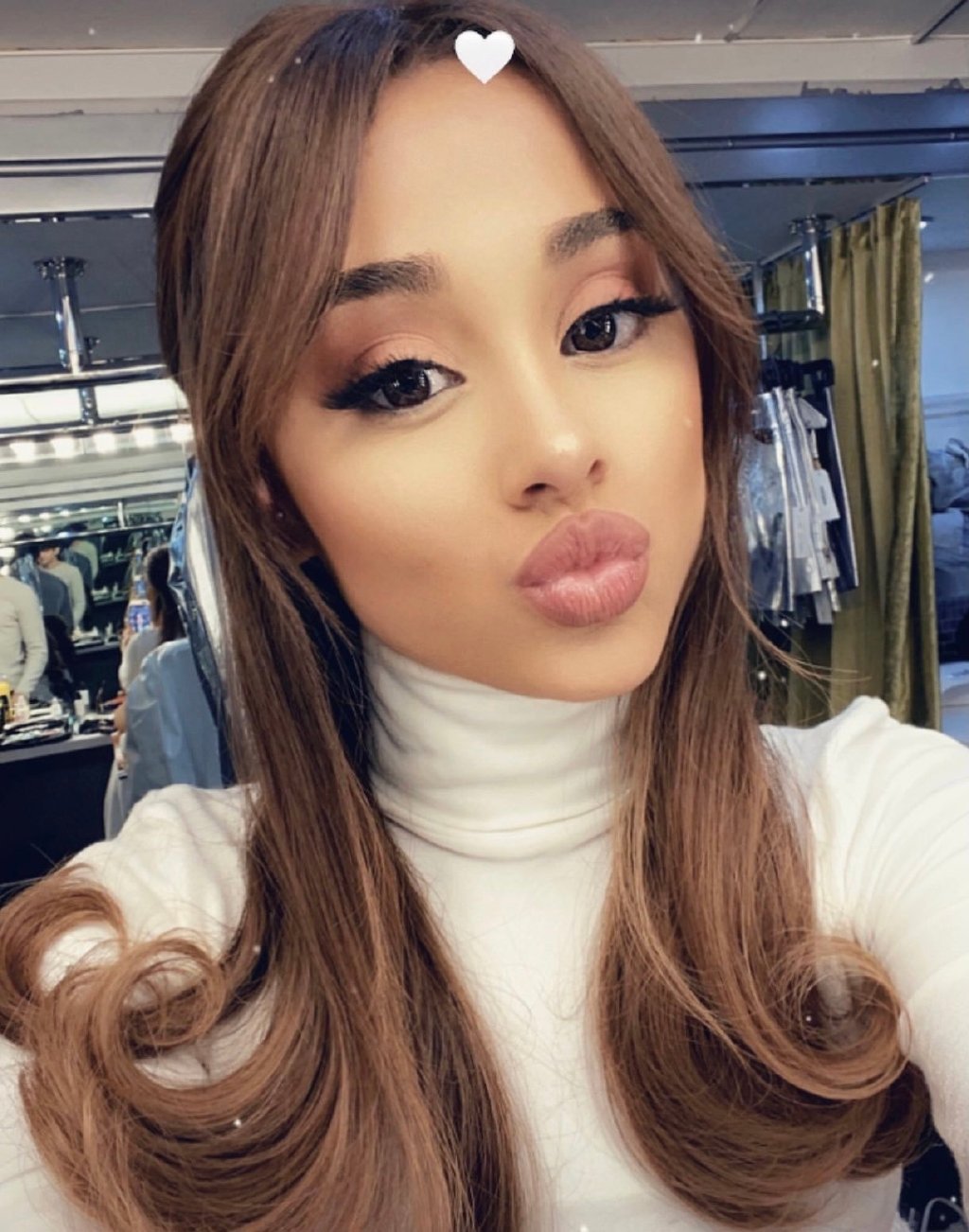 ariana grande晒出新自拍,暗示《34 35》的mv正在拍摄!