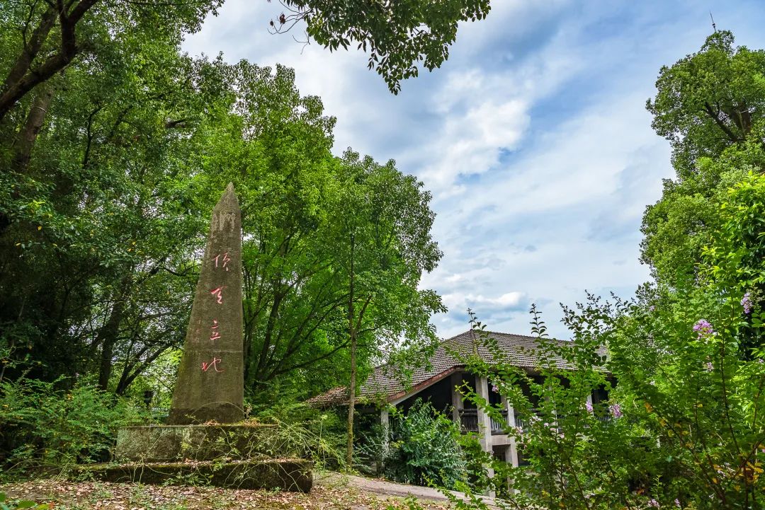 自然的象征山水园相比较, 重庆江津市白沙镇的黑石山景区是重庆市最具