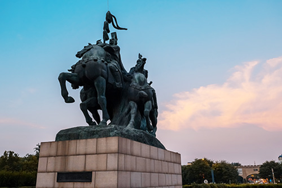 东则接汉,阸以玉门,阳关,西则限以葱岭."出自《汉书&middot