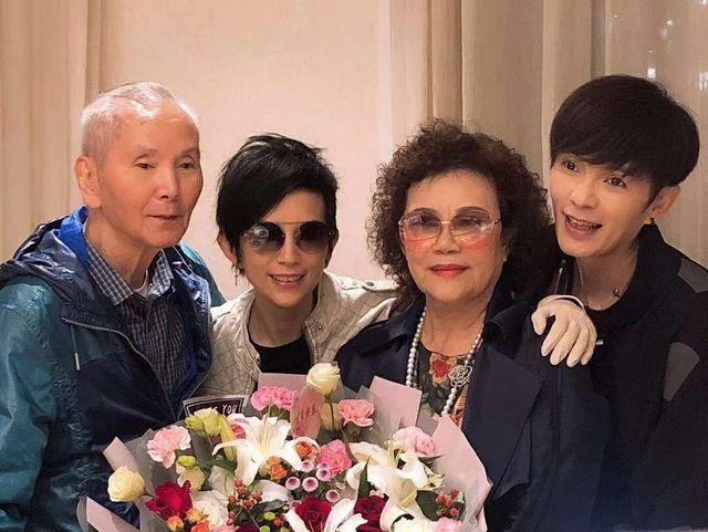 潘美辰為81歲父親慶生哥哥吸吮手指搶鏡兄妹倆不嫁娶伴父母終老