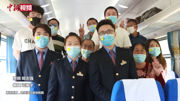 重庆列车乘务员口罩上贴笑脸迎客